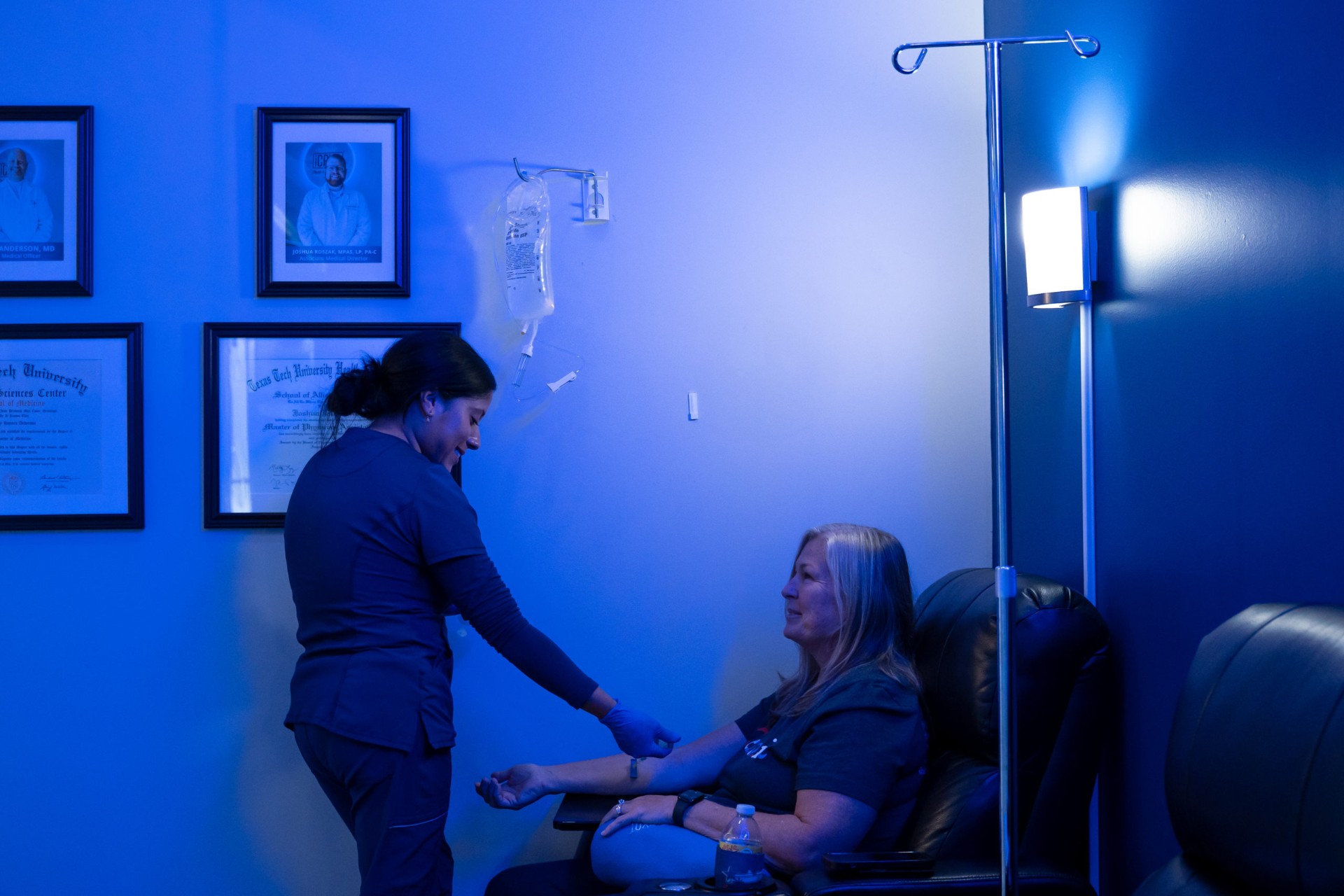 iCRYO Guilderland guest receiving NAD+ therapy with RN supervision