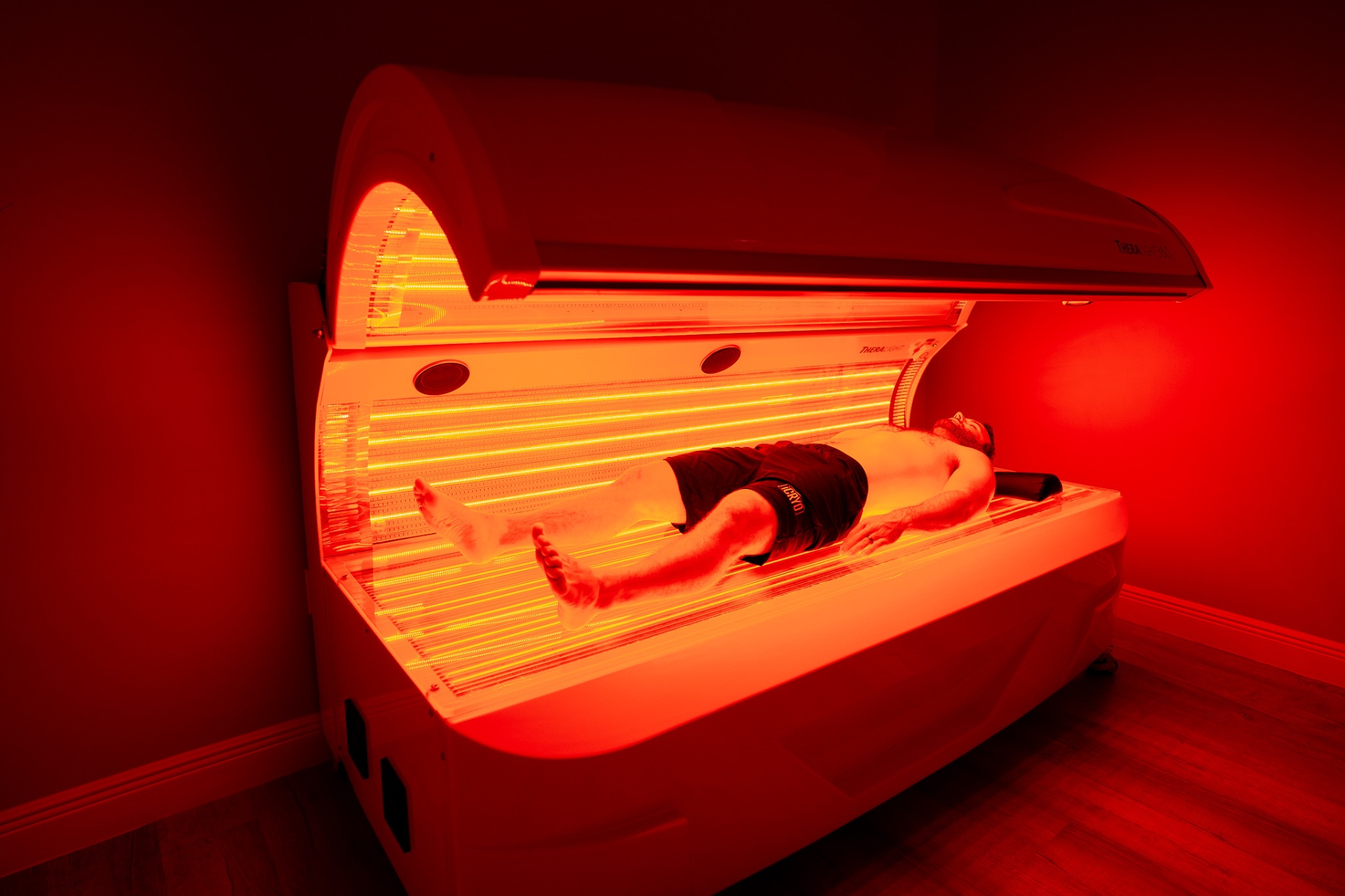 Client receiving red light therapy at iCRYO Guilderland