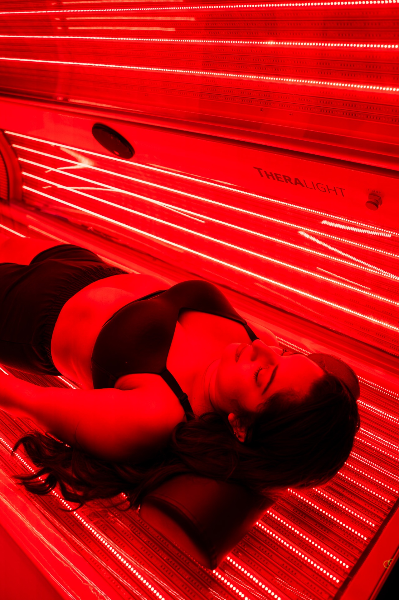 iCRYO Guilderland guest enjoying red light therapy