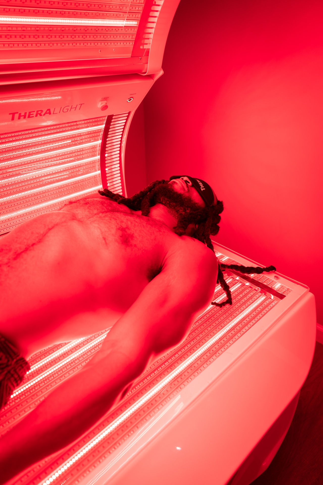 Full-body red and near-infrared light bed at iCRYO Guilderland