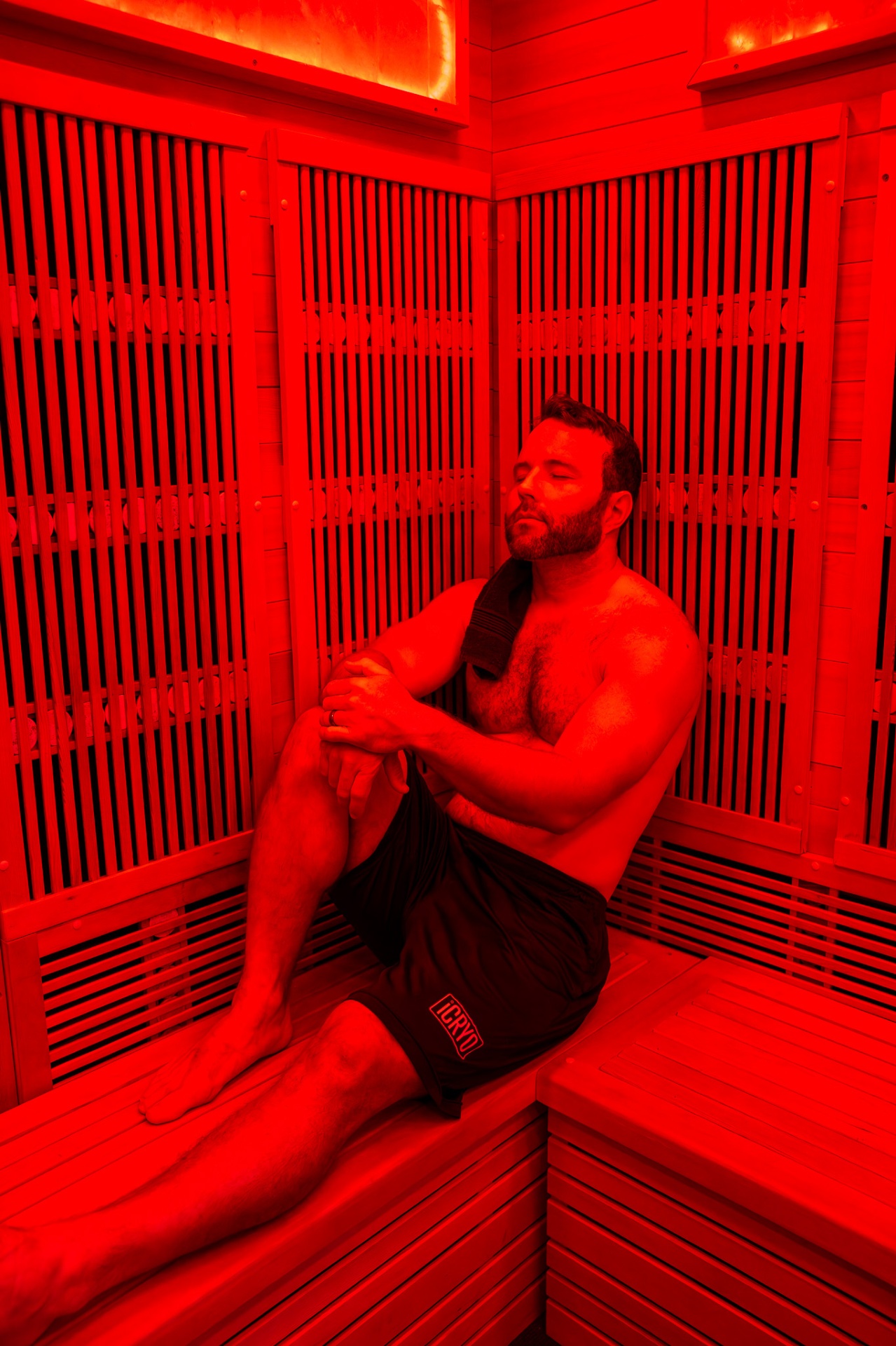 Client relaxing in the iCRYO Guilderland infrared sauna